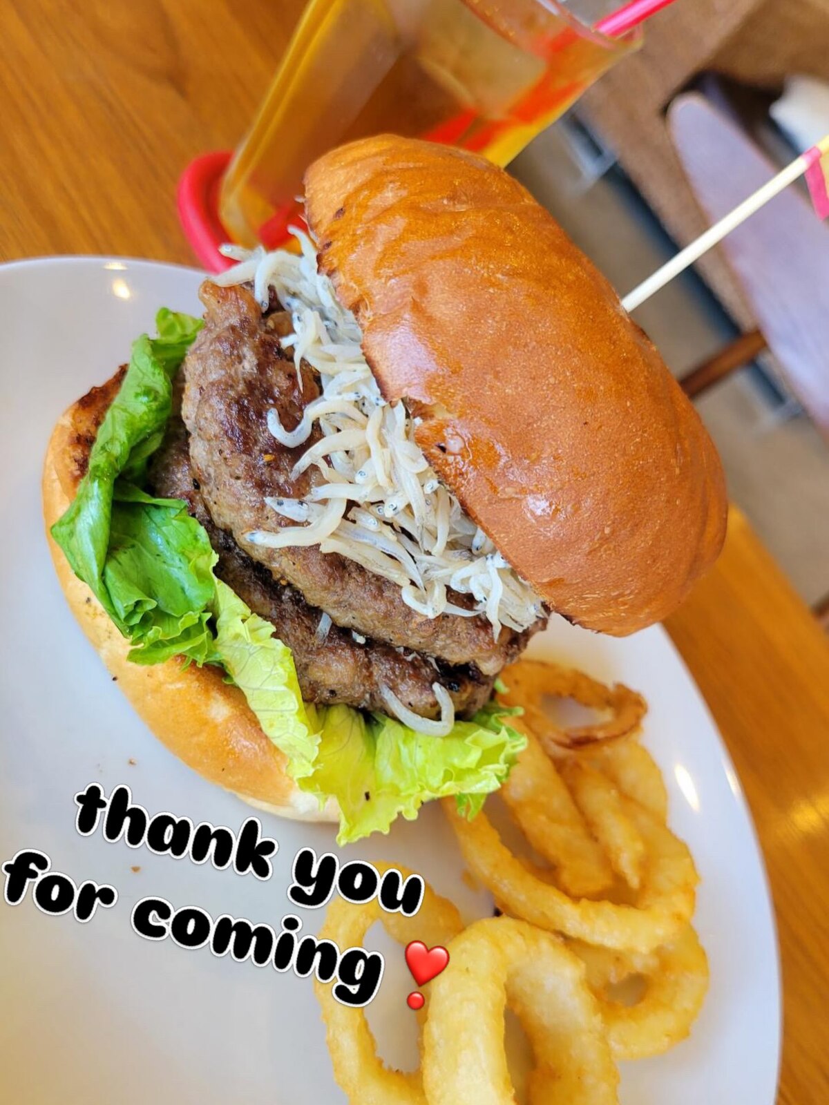 自家製パティの上にたっぷりのしらすをのせたa・la・Domoのしらすバーガー(a・la・Domo公式Instagramより)