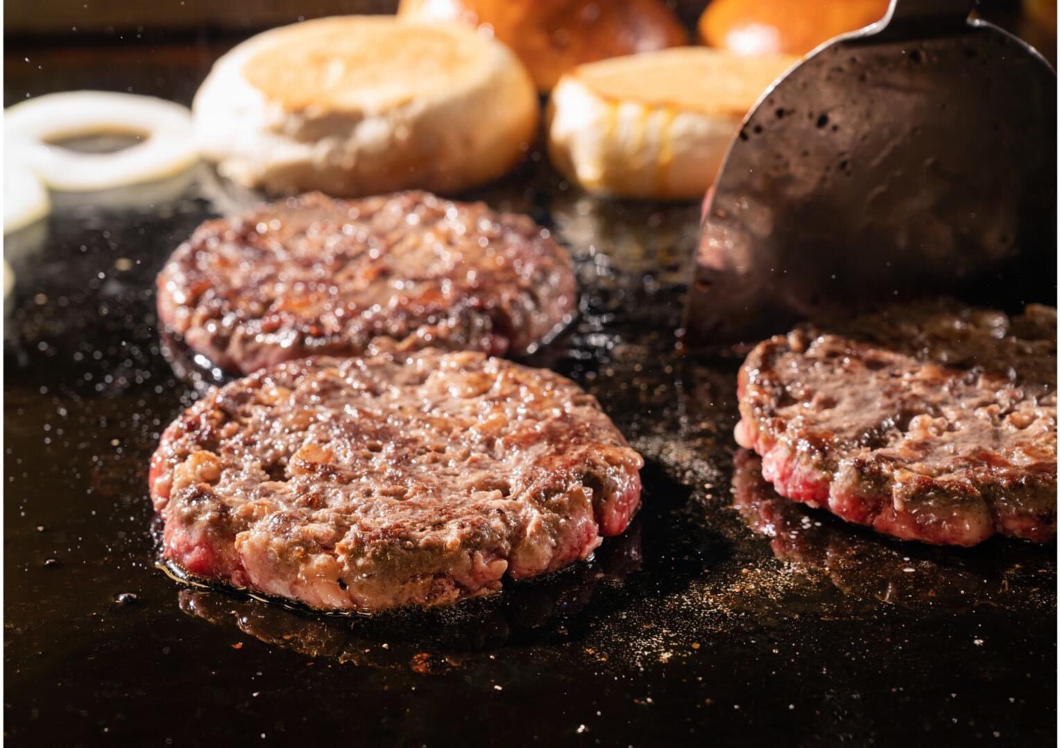 鉄板の上でジューシーに焼き上げられるa・la・Domoの自家製パティ(a・la・Domo公式Instagramより)