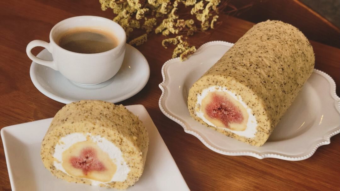いちじくをまるごと包んだa・la・Domoのロールケーキとコーヒー(a・la・Domo公式Instagramより)