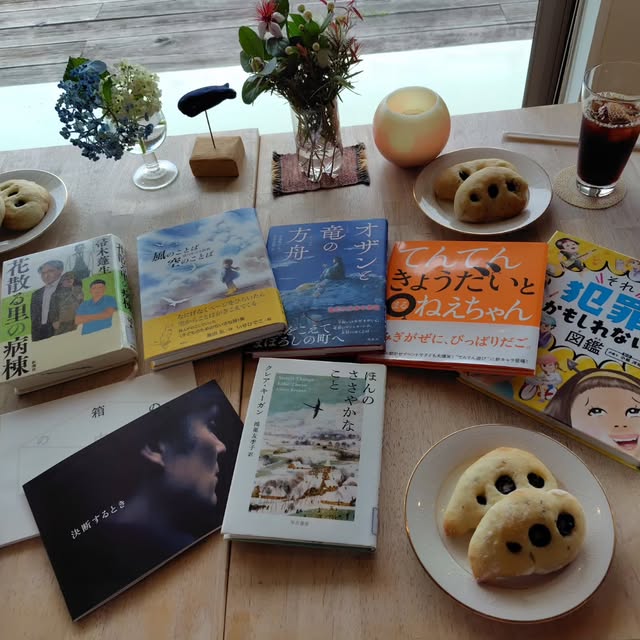 BEAT CAFEあやらぎの「パンと朗読」の日のテーブル（公式Instagramより）