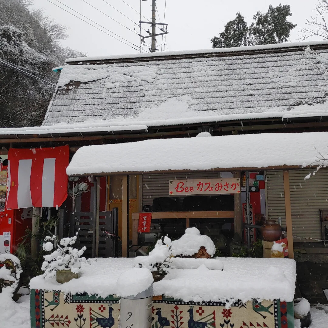 Beeカフェみさかの店舗外観、手書き看板(公式Instagramより)