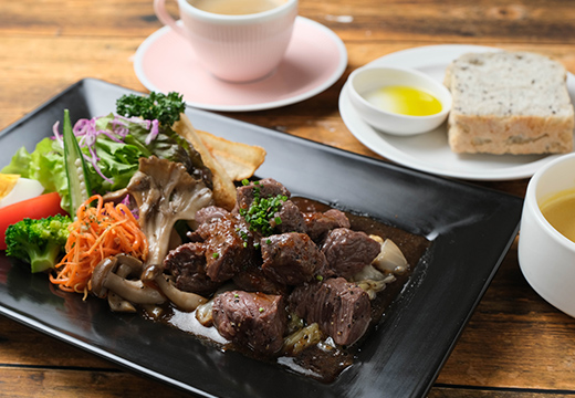 ダイニングカフェ ブルームのサイコロステーキランチ(公式サイトより)