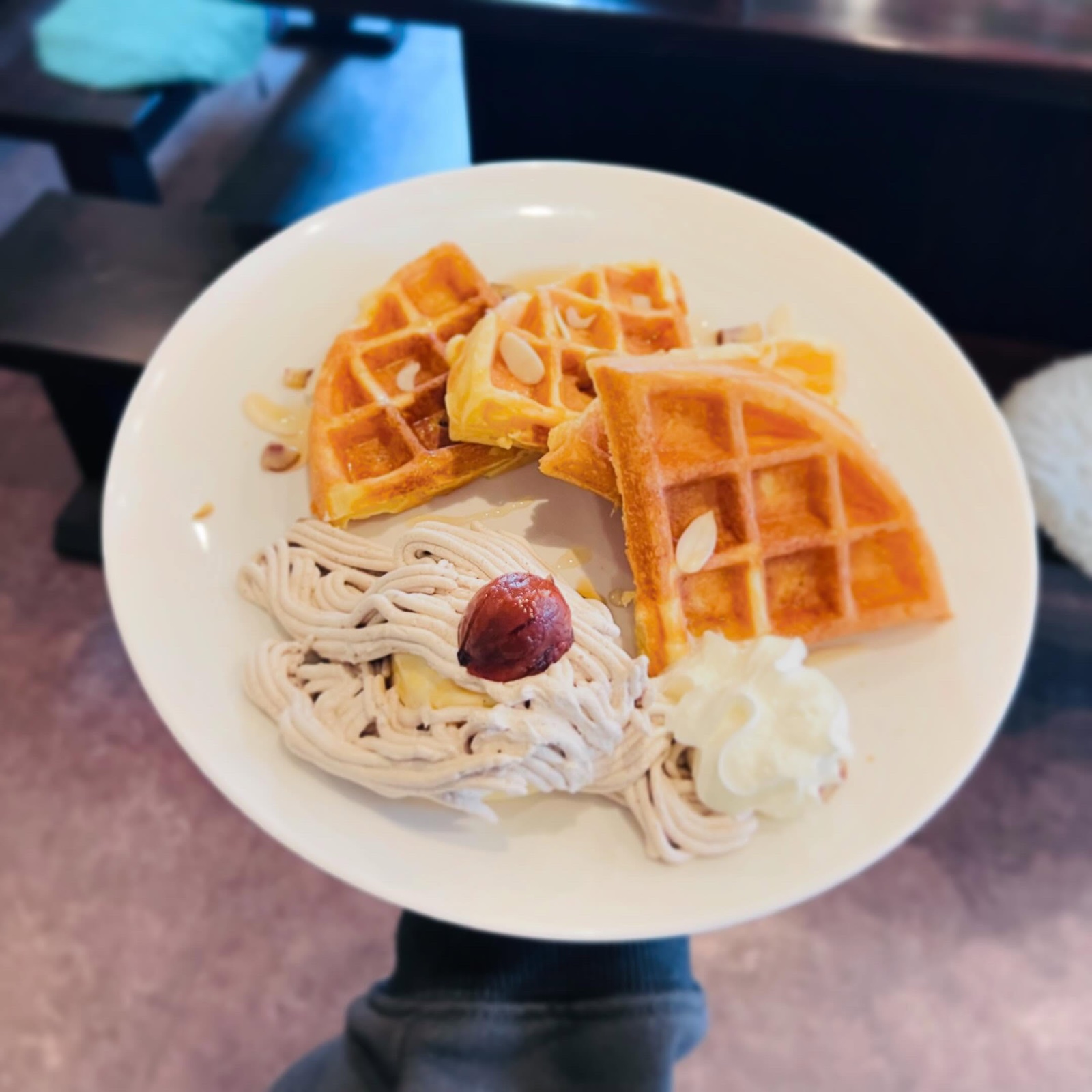 CAFE麓のマロンワッフル。白いお皿にワッフルとマロンクリーム、栗の渋皮煮、ホイップが盛られている（2024年秋の期間限定・公式Instagramより）