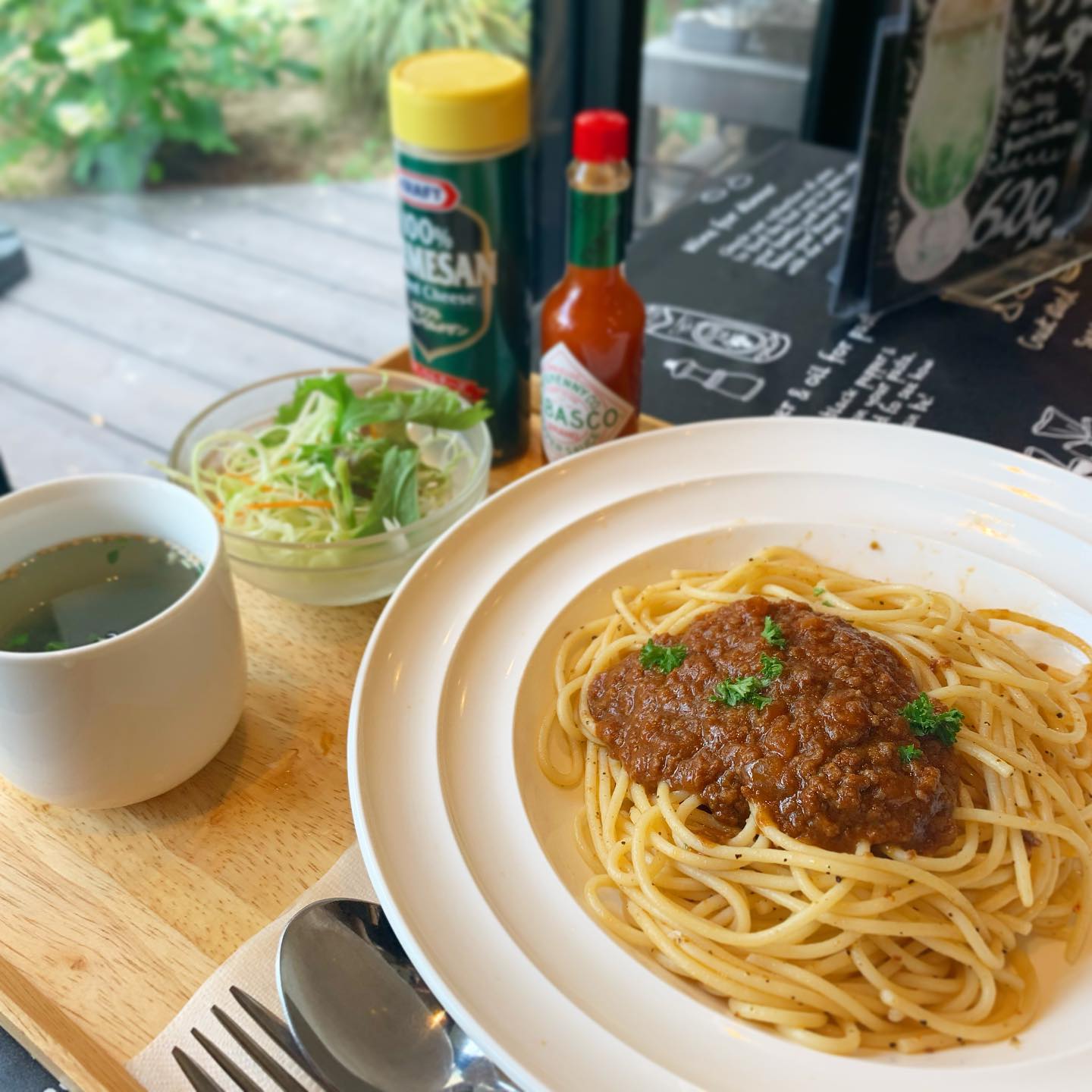 CAFE麓のボロネーゼ。白いお皿のスパゲッティにひき肉のソースとパセリ、サラダとスープが木のトレーに並ぶ(公式Instagramより)