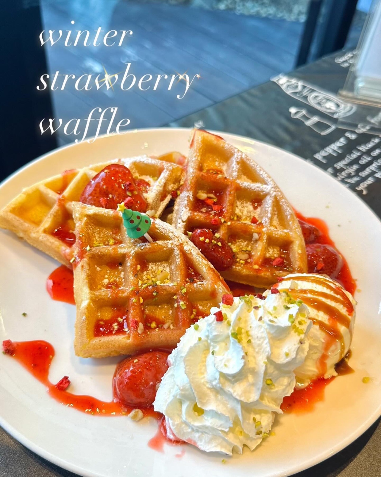 CAFE麓の冬限定ストロベリーワッフル。苺のシロップ煮とたっぷりのホイップ、キャラメルシロップをかけたアイスが添えられている(公式Instagramより)