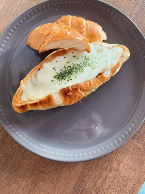 とろけるチーズのホワイトソース塩パンサンド(公式Instagramより)