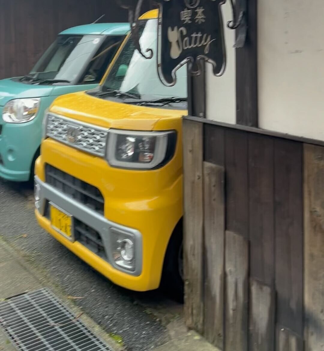 古民家をリノベーションした喫茶Cattyの店舗前。猫のシルエットがデザインされた看板が掲げられている(喫茶Catty公式Instagramより)