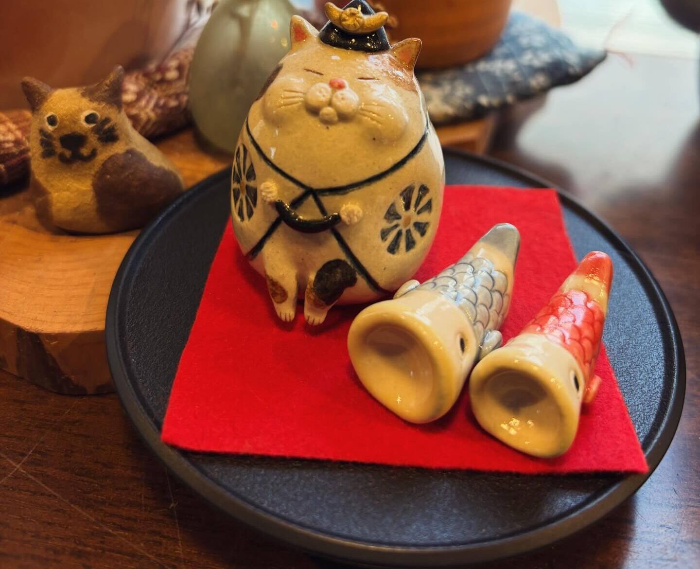 喫茶Catty店内に飾られた猫モチーフの陶器の置物(喫茶Catty公式Instagramより)