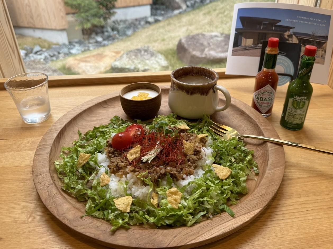 T-style Cafe Cielのタコライス。窓の外に庭の緑が見える