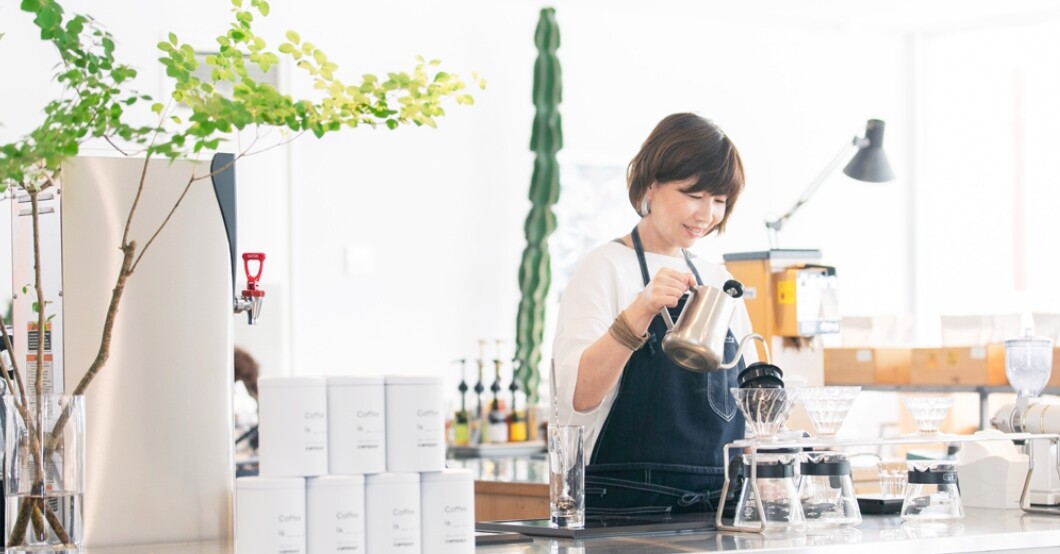 COFFEEBOY新下関店のバリスタがハンドドリップでコーヒーを淹れる様子(公式サイトより)