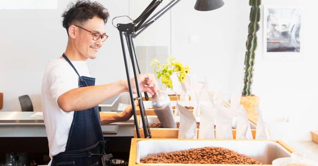 COFFEEBOY新下関店のコーヒー豆の量り売りコーナー、袋詰めする様子(公式サイトより)