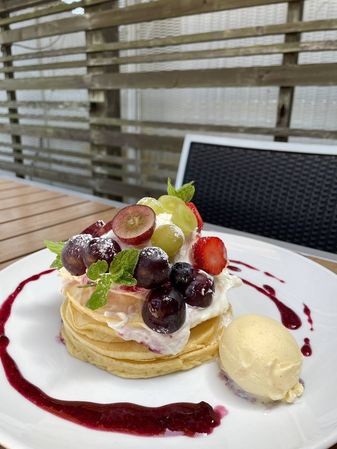 egg cafe下関店のこだわり卵のオムライス、サラダとスープ付き(公式サイトより)