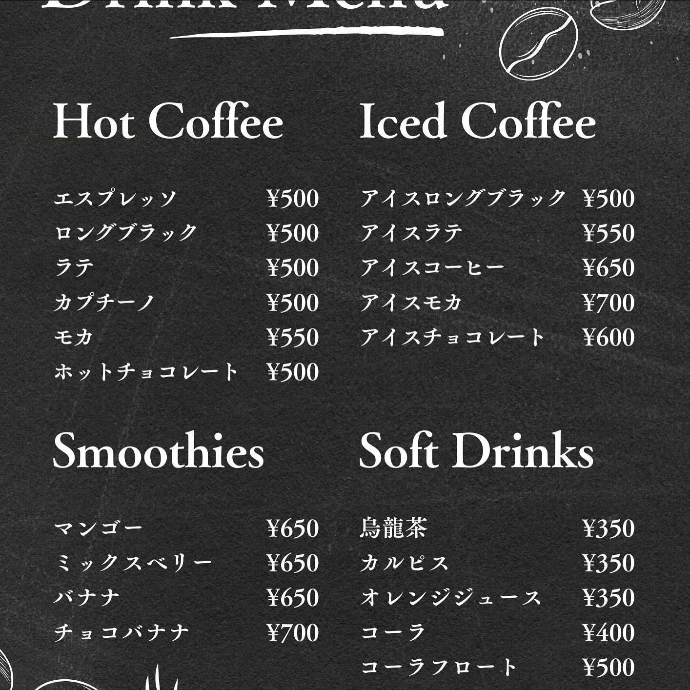 黒板風のドリンクメニュー。Hot Coffee、Iced Coffee、Smoothies、Soft Drinksの4カテゴリーに分かれ、エスプレッソやロングブラック、マンゴースムージーなどが並ぶ（Goodies Ella公式Instagramより）