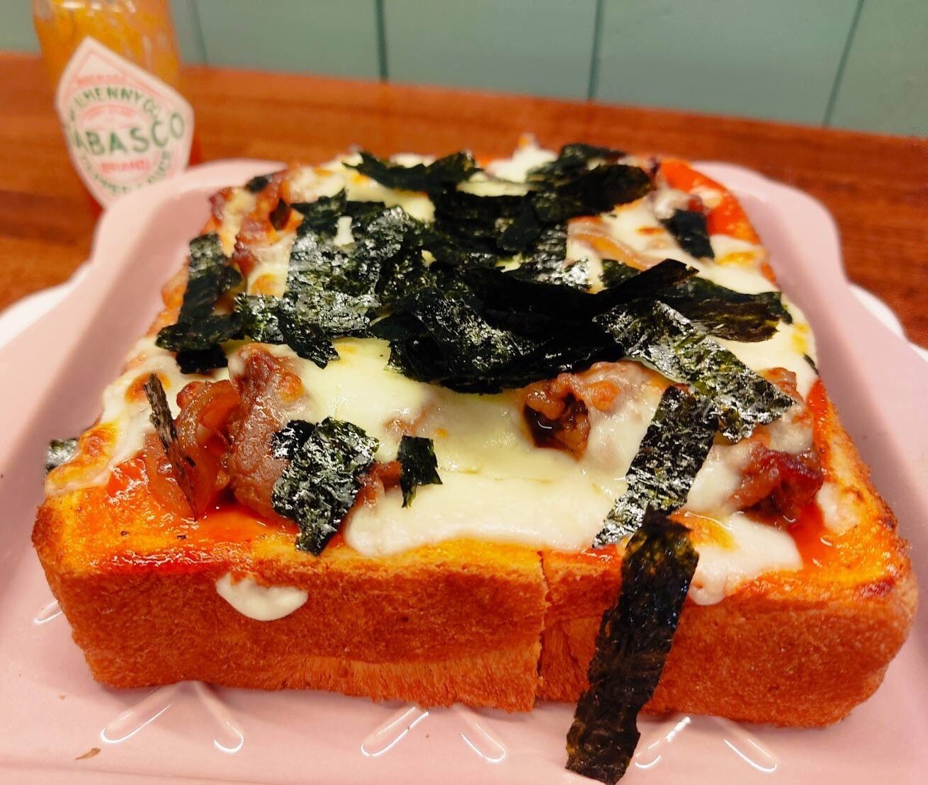 とろけるチーズと刻み海苔をたっぷりのせた花cafeの厚切りトースト。タバスコが添えられている(花cafe公式サイトより)
