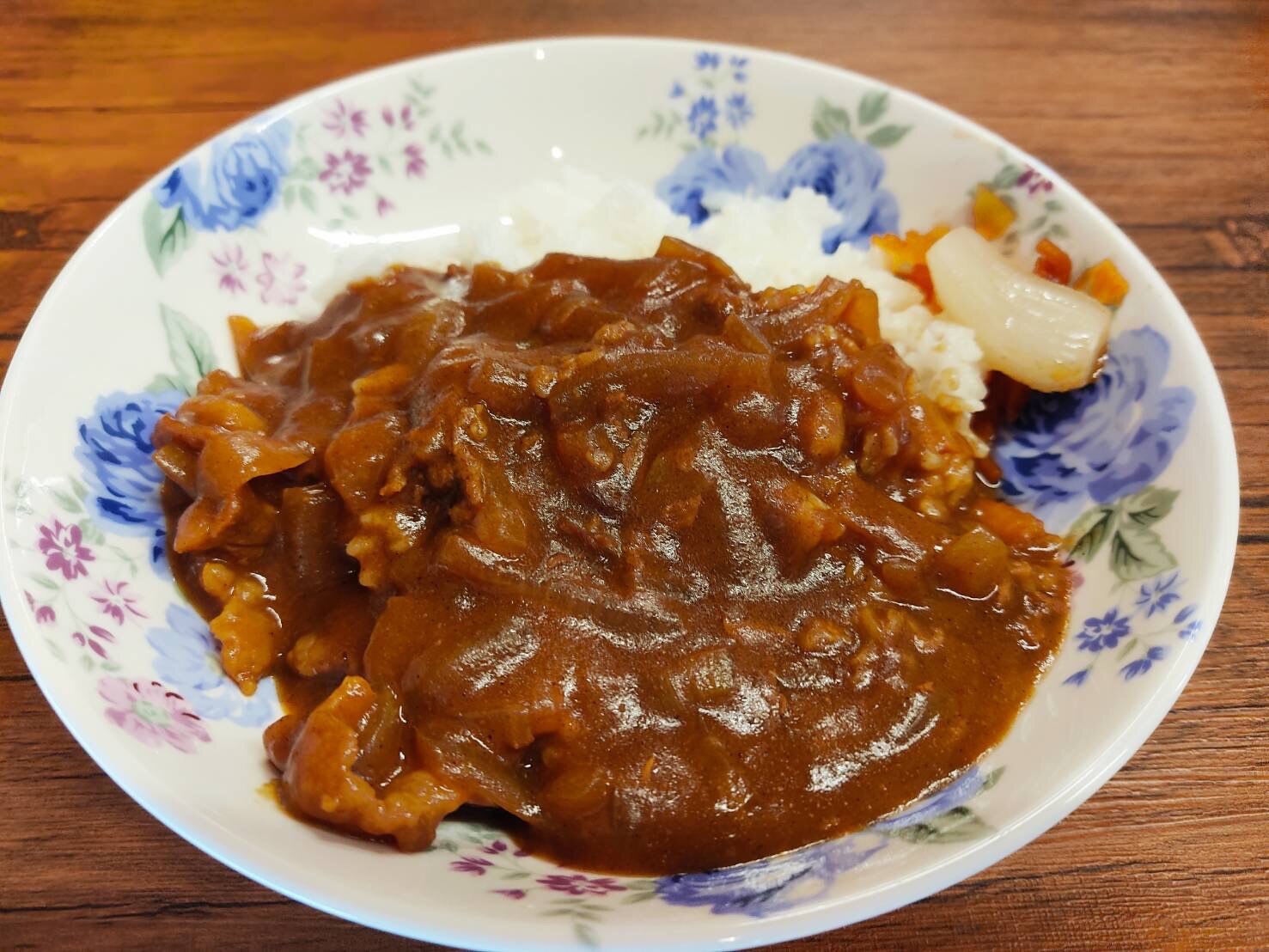 花柄の器に盛られた花cafeのカレーライス。ゆで野菜が添えられている(花cafe公式サイトより)