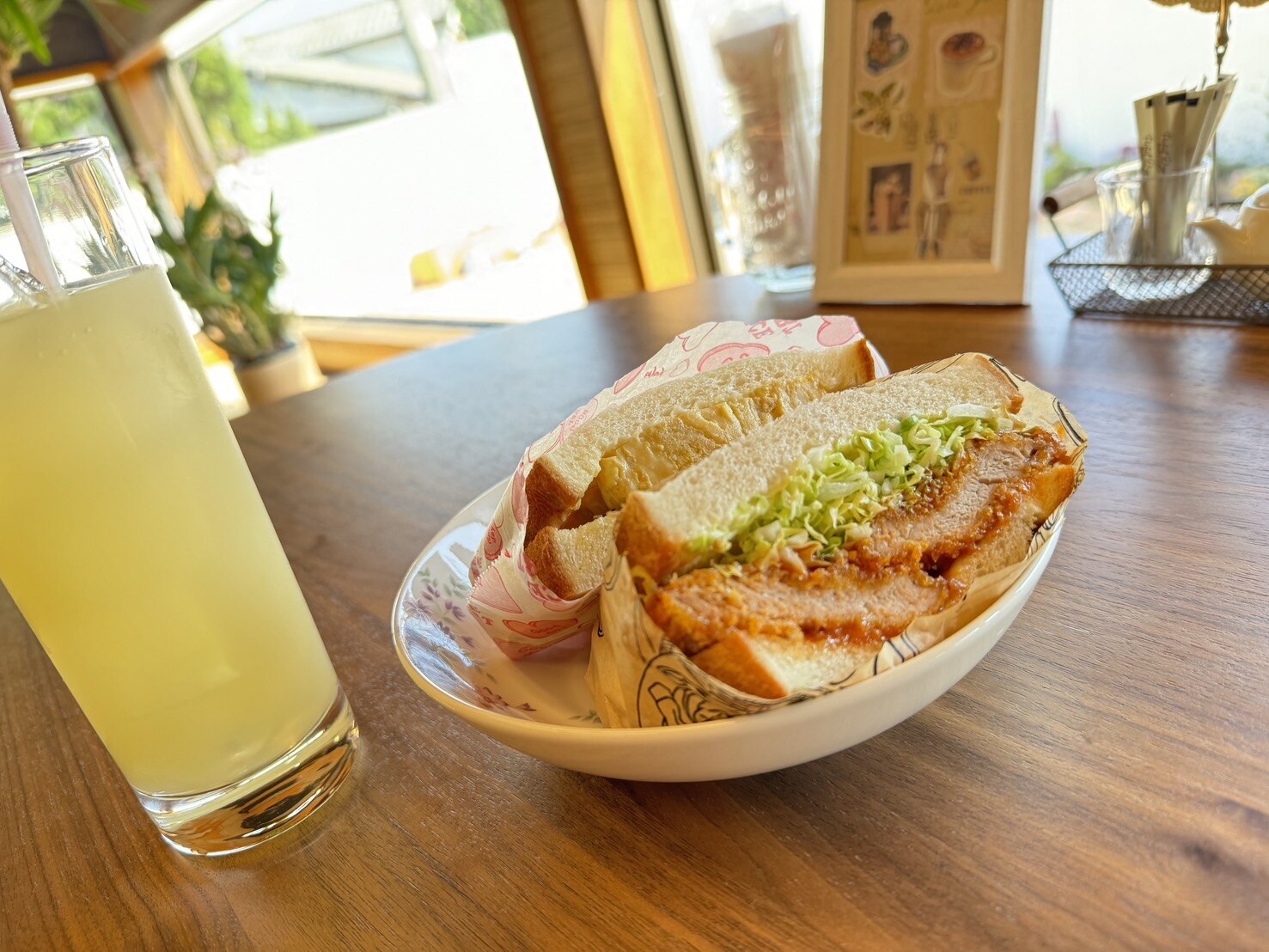 窓辺の明るい席でいただく花cafeのサンドイッチと自家製レモネード(花cafe公式サイトより)