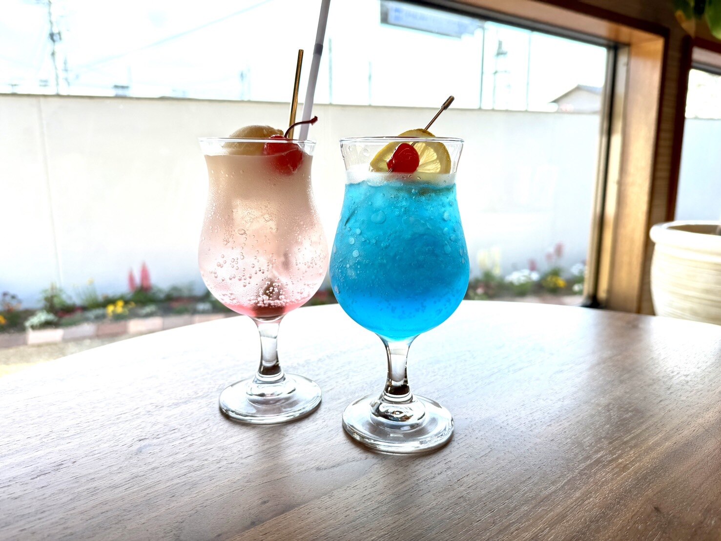 ピンクとブルーの2色が涼しげな花cafeのカラフルなソーダドリンク(花cafe公式サイトより)