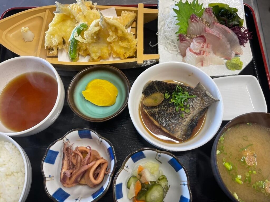 土井ヶ浜海鮮食堂晴海のアジフライと刺身の定食