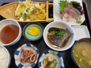 土井ヶ浜海鮮食堂晴海のアジフライと刺身の定食