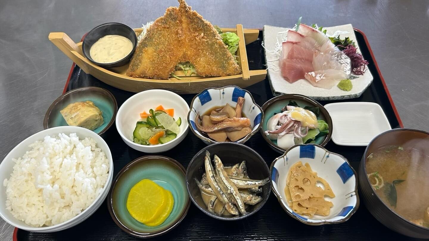 土井ヶ浜海鮮食堂晴海の刺身と天ぷらの定食(公式Instagramより)