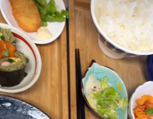 HILIFE LUNCHの定食に並ぶ小鉢の数々(公式Instagramより)