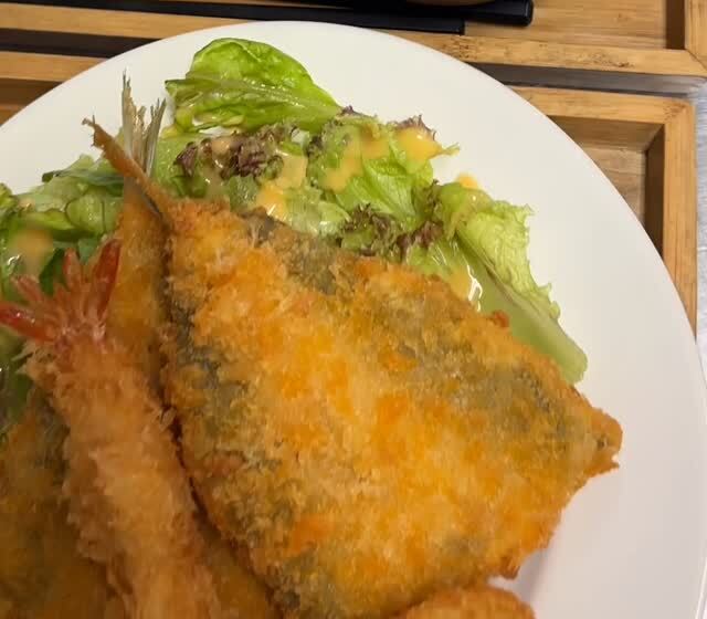 HILIFE LUNCHのフライ定食、大きなアジフライとエビフライ(公式Instagramより)