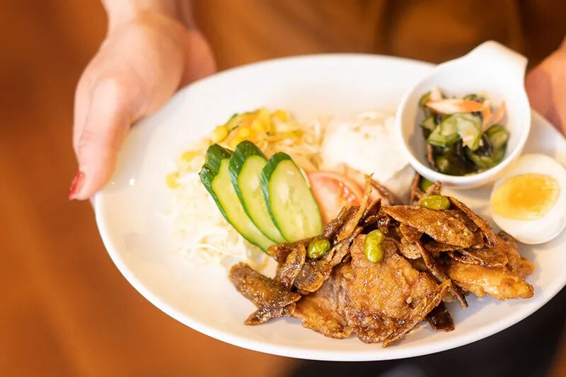 Cafe&Bar JUNONの唐揚げプレートランチ(公式サイトより)