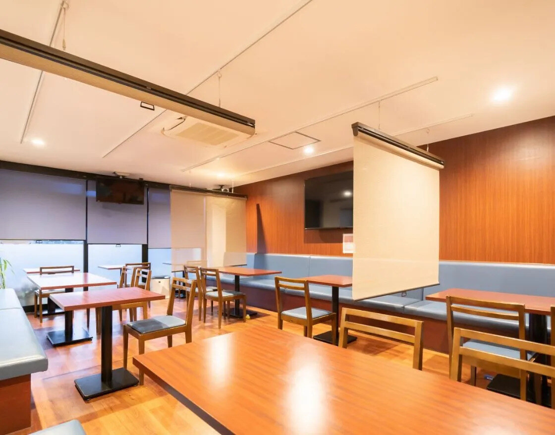 Cafe&Bar JUNONの明るい店内席(公式サイトより)
