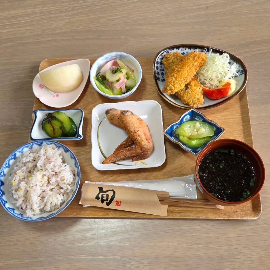 Kitchen木紬の日替わりランチプレート、竜田揚げや小鉢、雑穀ごはんが並ぶ木製トレー
