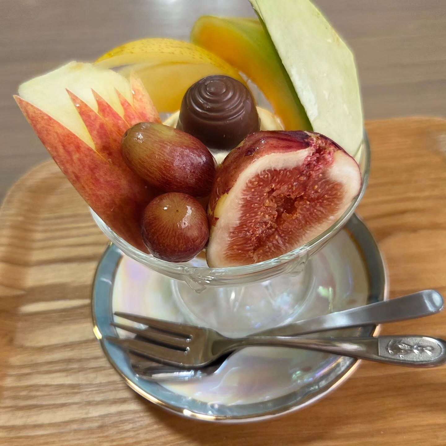 Kitchen木紬の季節のフルーツパフェ、いちじくやぶどう、チョコレートが盛られたデザート(公式Instagramより)