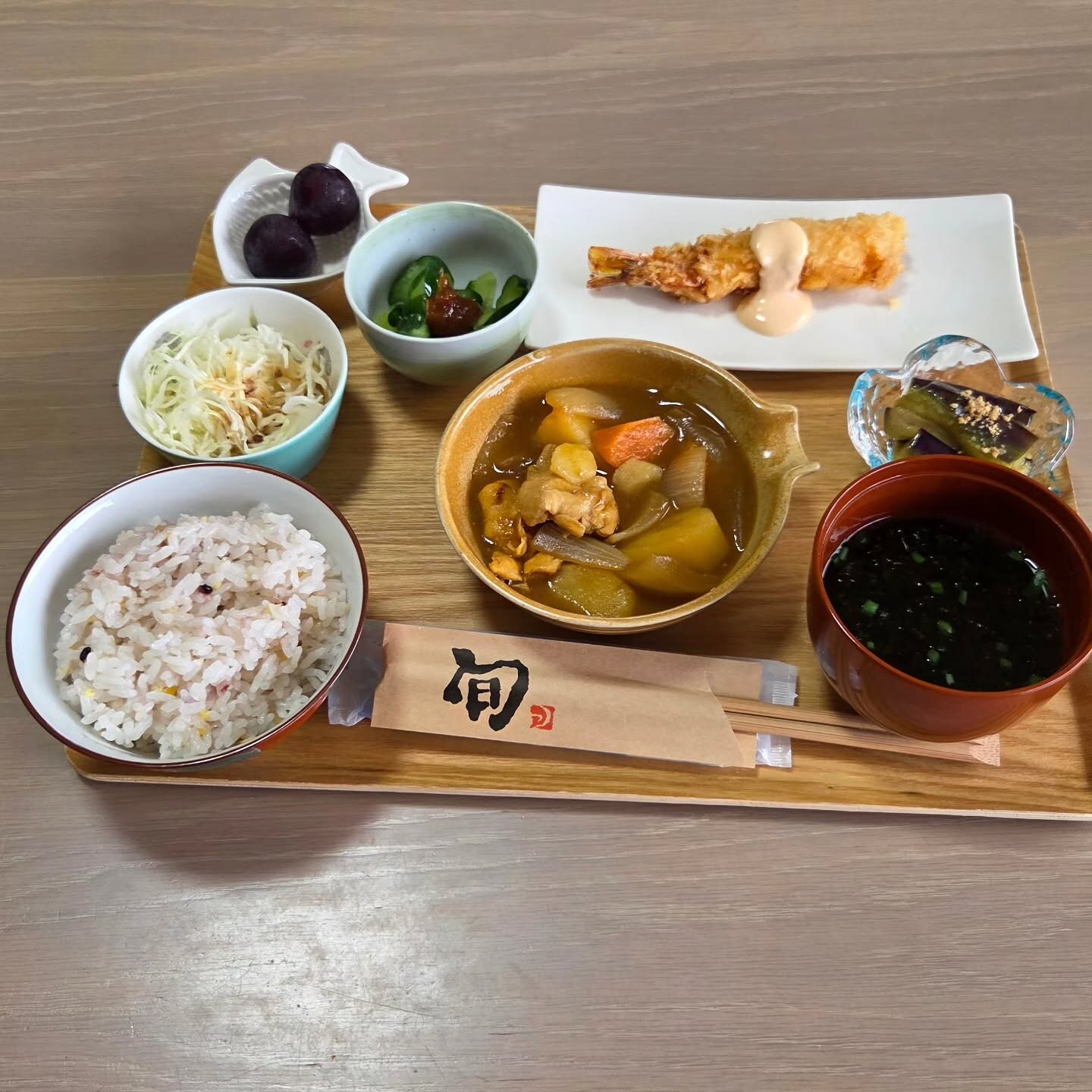 Kitchen木紬のランチプレート、焼き魚や小鉢が並ぶ盛り付け(公式Instagramより)