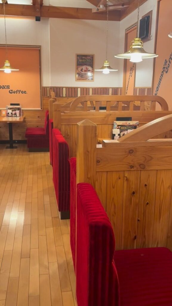 コメダ珈琲店 下関長府店の店内、木の温もりとレッドソファの座席