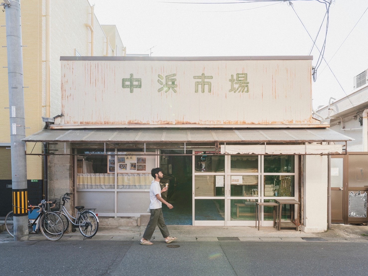 長府の中浜市場の外観。トタンの看板に緑の文字で中浜市場と書かれた昔ながらの建物(The Little Coffee Stand公式サイトより)