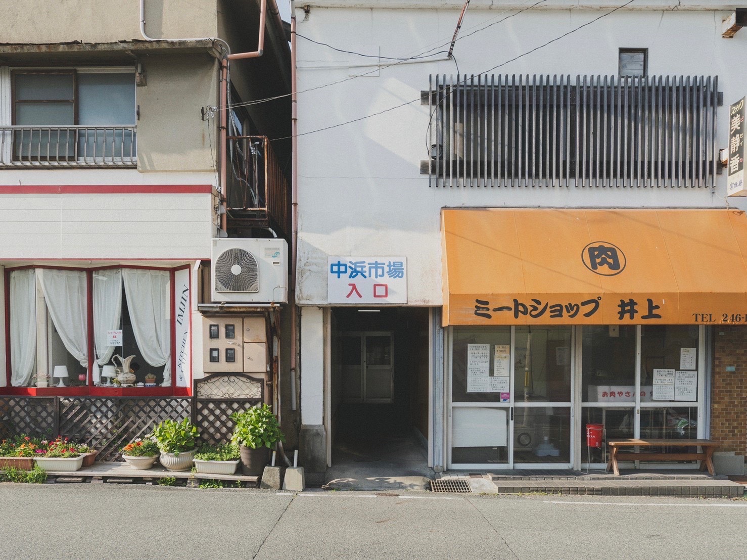 中浜市場入口と書かれた看板のある細い通路。両隣に商店が並ぶ(The Little Coffee Stand公式サイトより)