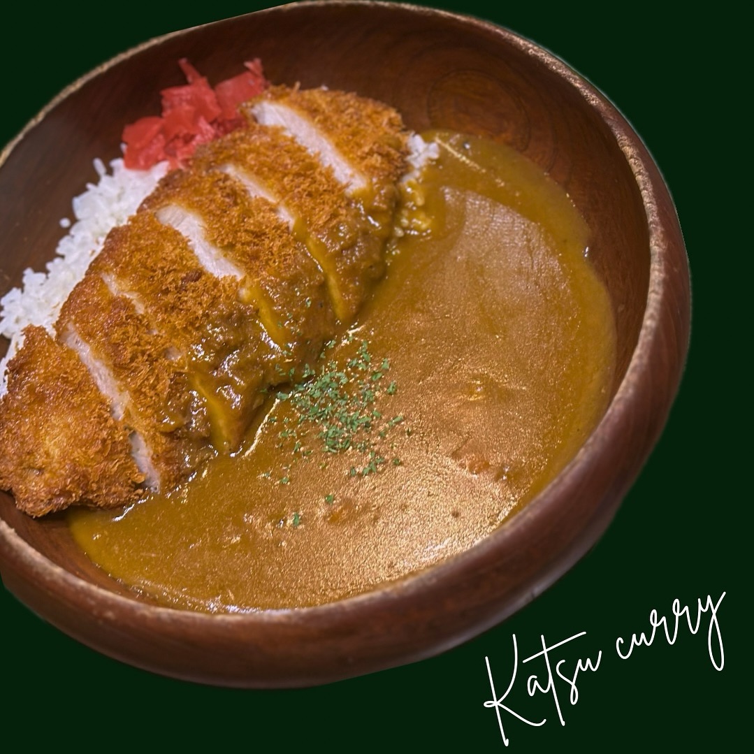 カフェテラスロワールの手付けカツカレー（公式Instagramより）