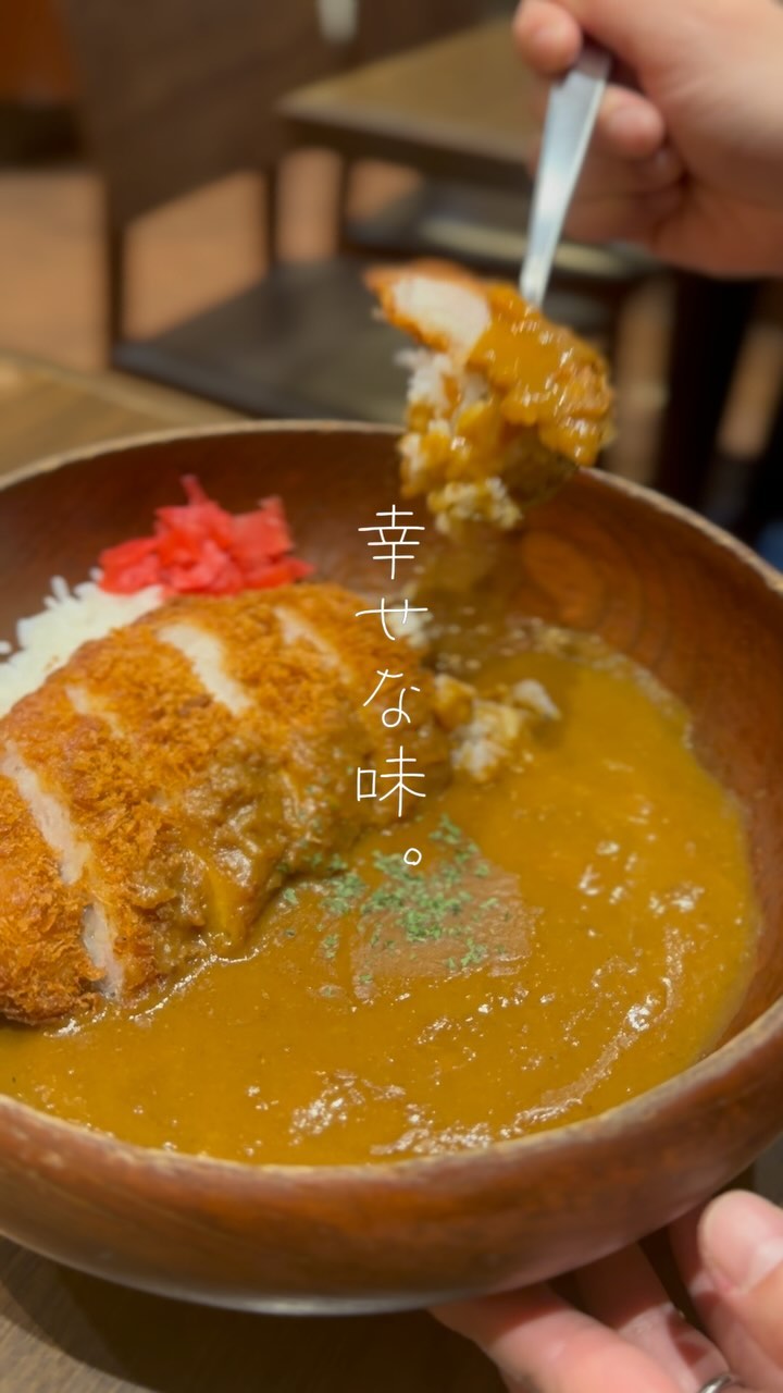 カフェテラスロワールのカツカレー。スプーンですくった瞬間（公式Instagramより）