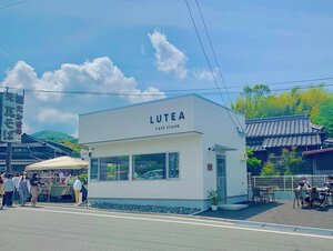 川棚温泉街に佇む真っ白な外観のLUTEA CAFE STAND。マルシェイベント開催中の様子(LUTEA CAFE STAND公式Instagramより)