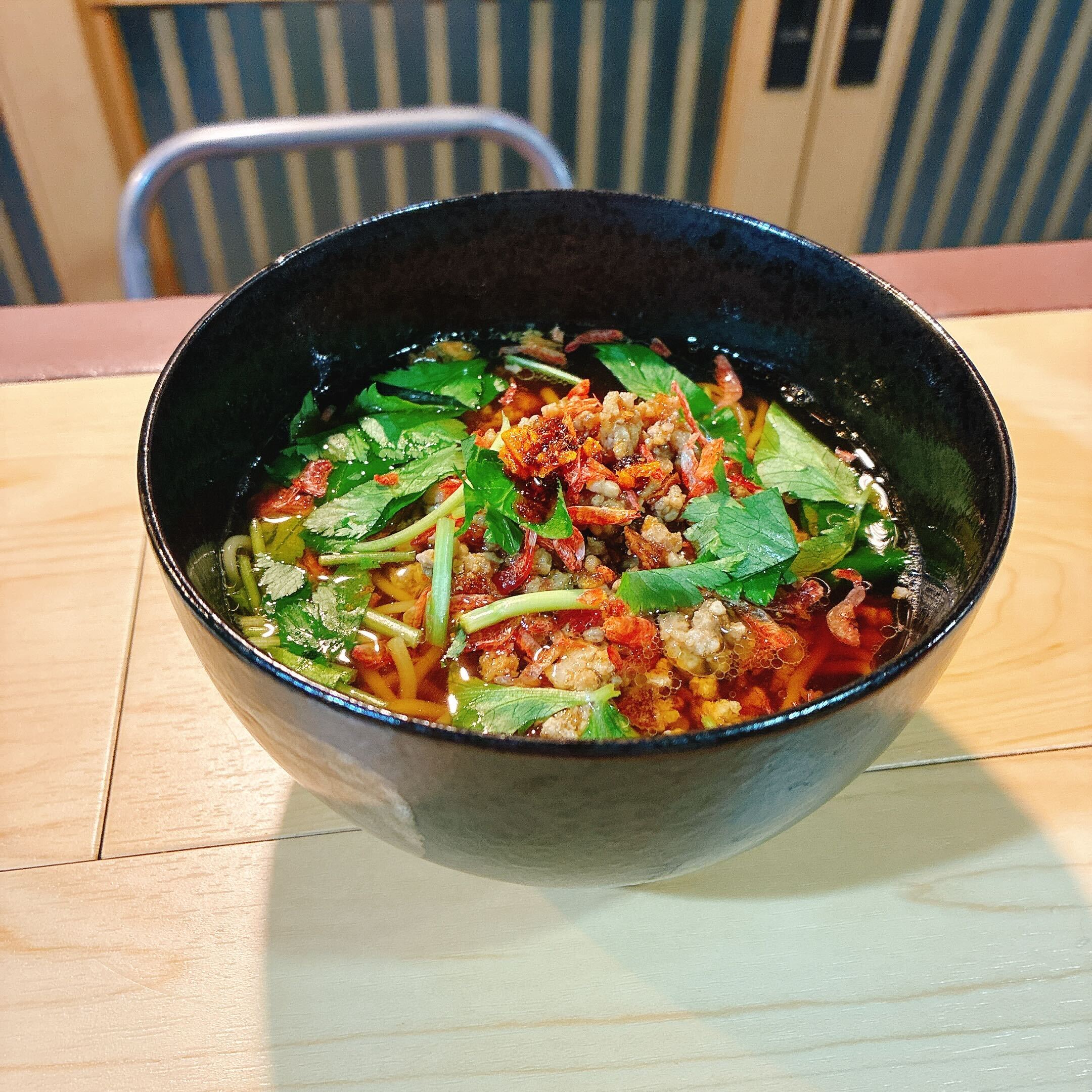 軽食・喫茶 オネットのピリ辛ひき肉の麺料理（唐戸はれて横丁公式サイトより）