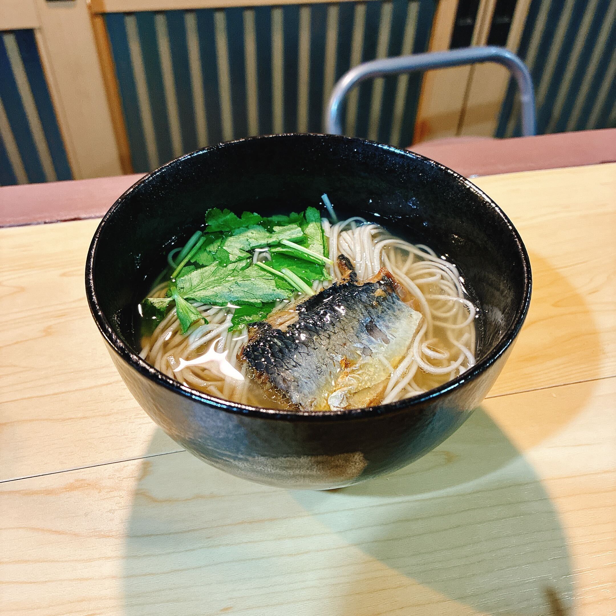 軽食・喫茶 オネットの焼き魚がのった温かいおそうめん（唐戸はれて横丁公式サイトより）