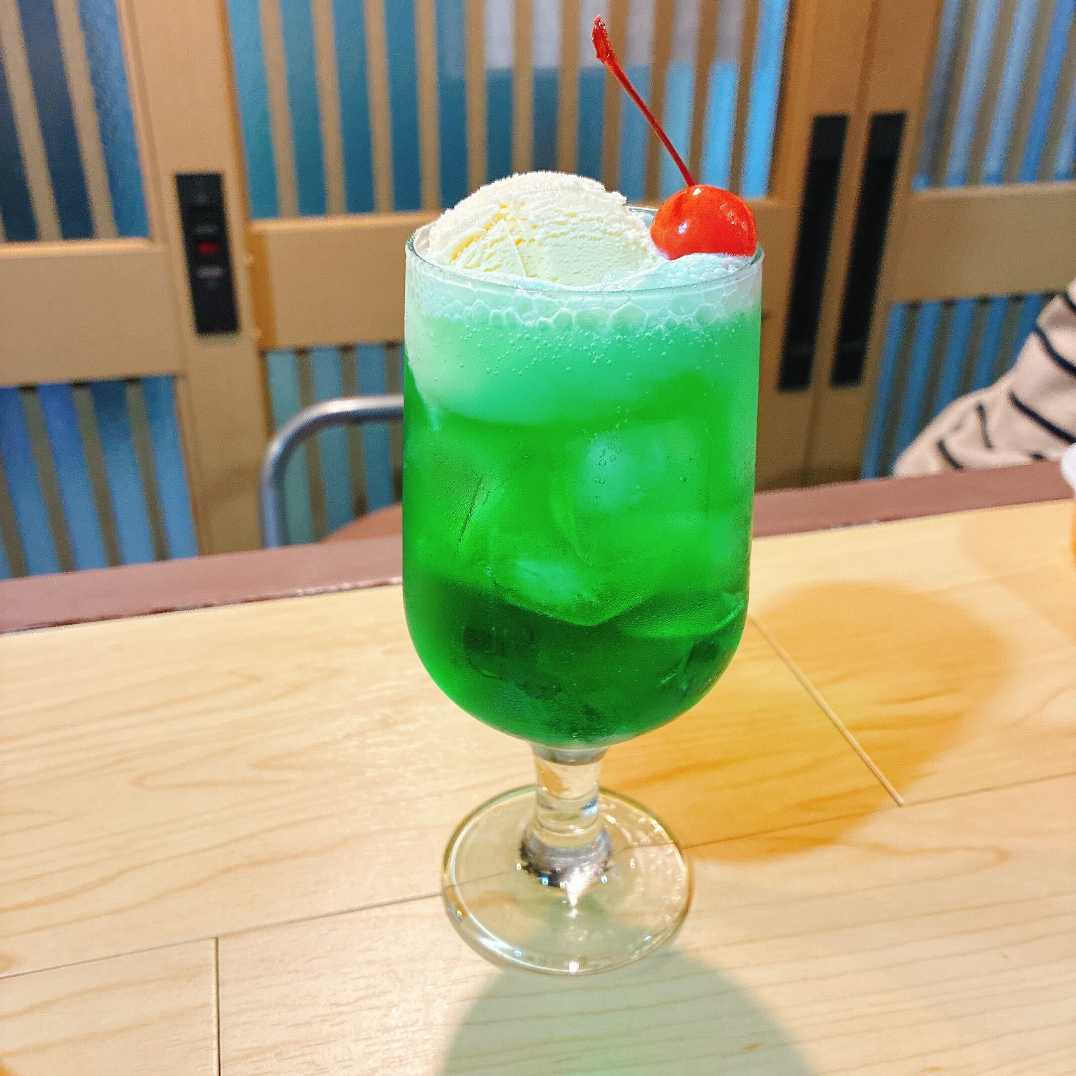 軽食・喫茶 オネットのクリームソーダ（唐戸はれて横丁公式サイトより）