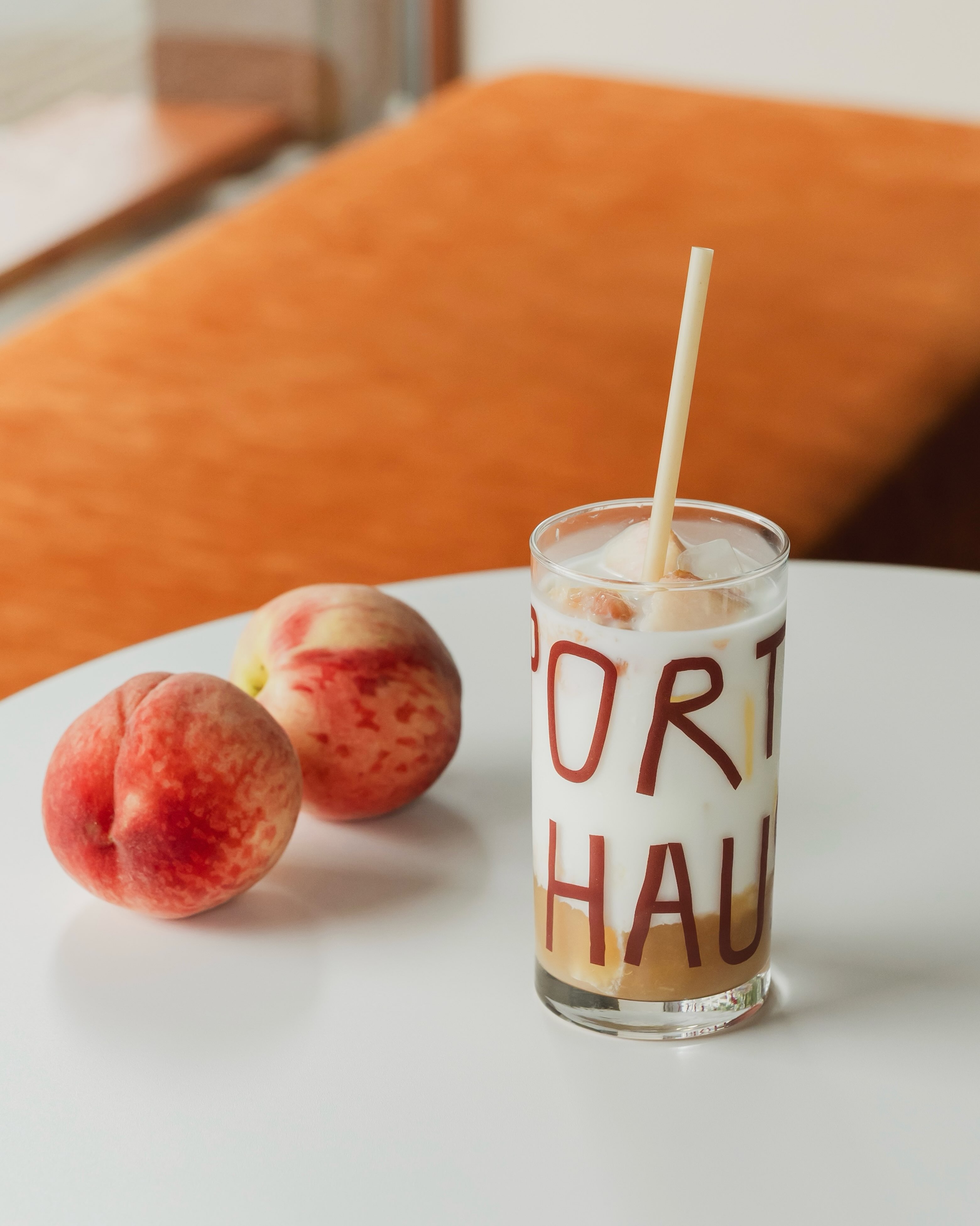 PORTO HAUSの桃のドリンクとロゴ入りグラス（公式Instagramより）