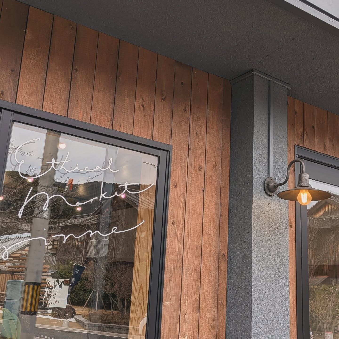 rinne ETHICAL MARKETの店舗外観、ガラスに描かれたEthical Market rinneの文字(公式Instagramより)