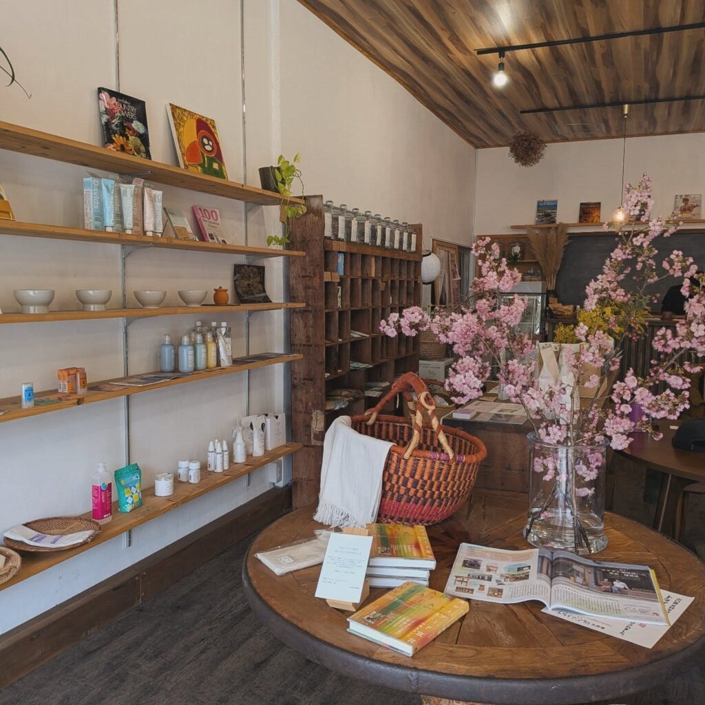 rinne ETHICAL MARKET店内の桜のディスプレイと雑貨棚
