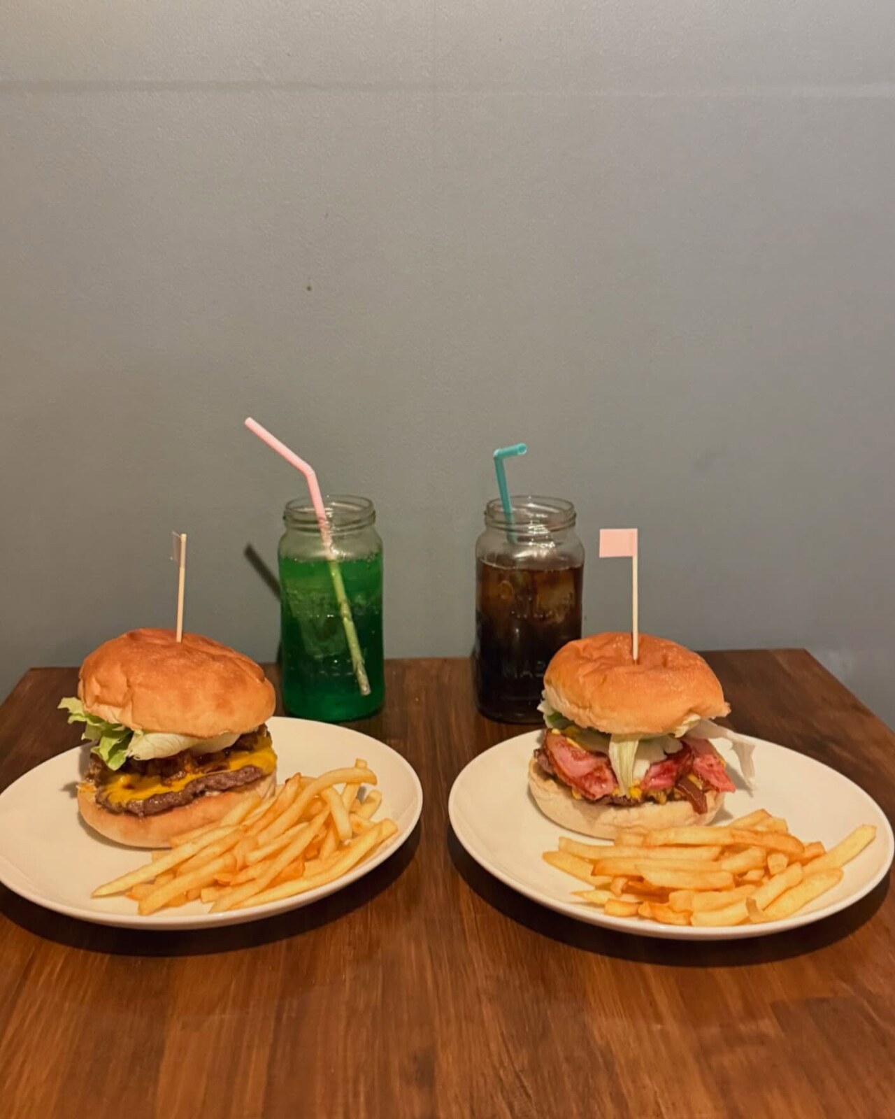 Ruheplatzのハンバーガーとポテト、ドリンクのセット(公式Instagramより)