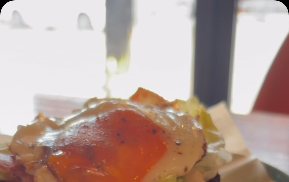 Ruheplatzで登場予定のモーニングバーガー、目玉焼きとソースがとろける一品(公式Instagramより)
