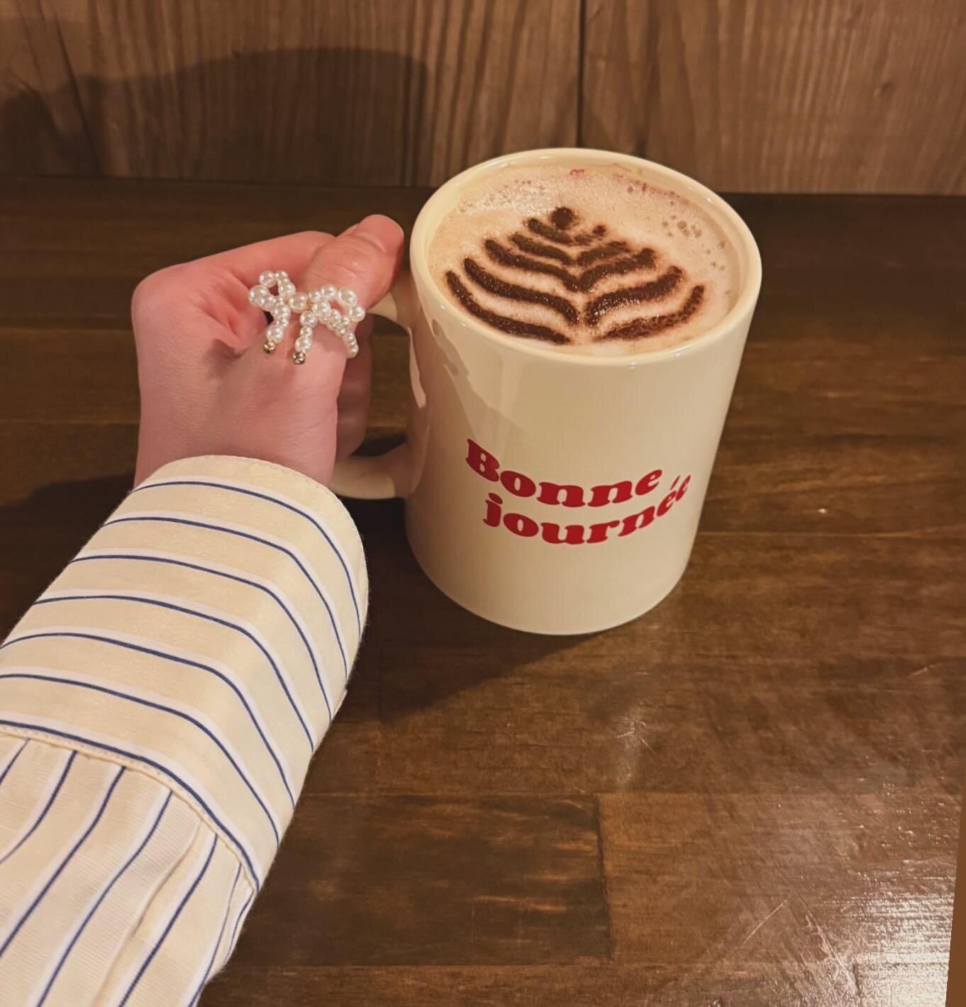 Ruheplatzのラテアートと、Bonne journéeのマグカップ(公式Instagramより)