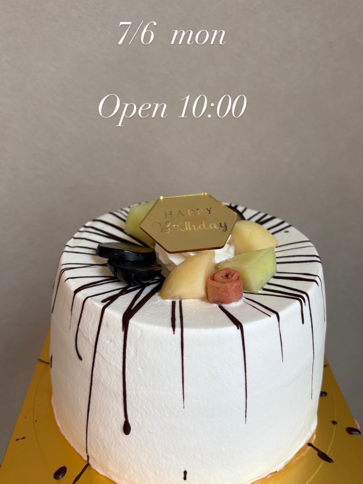 「7/6 mon Open 10:00」の文字と、チョコレートを垂らした白いクリームのシフォンケーキにメロンや桃、HAPPY Birthdayプレートを飾ったデコレーションケーキ（Sana all公式Instagramより）