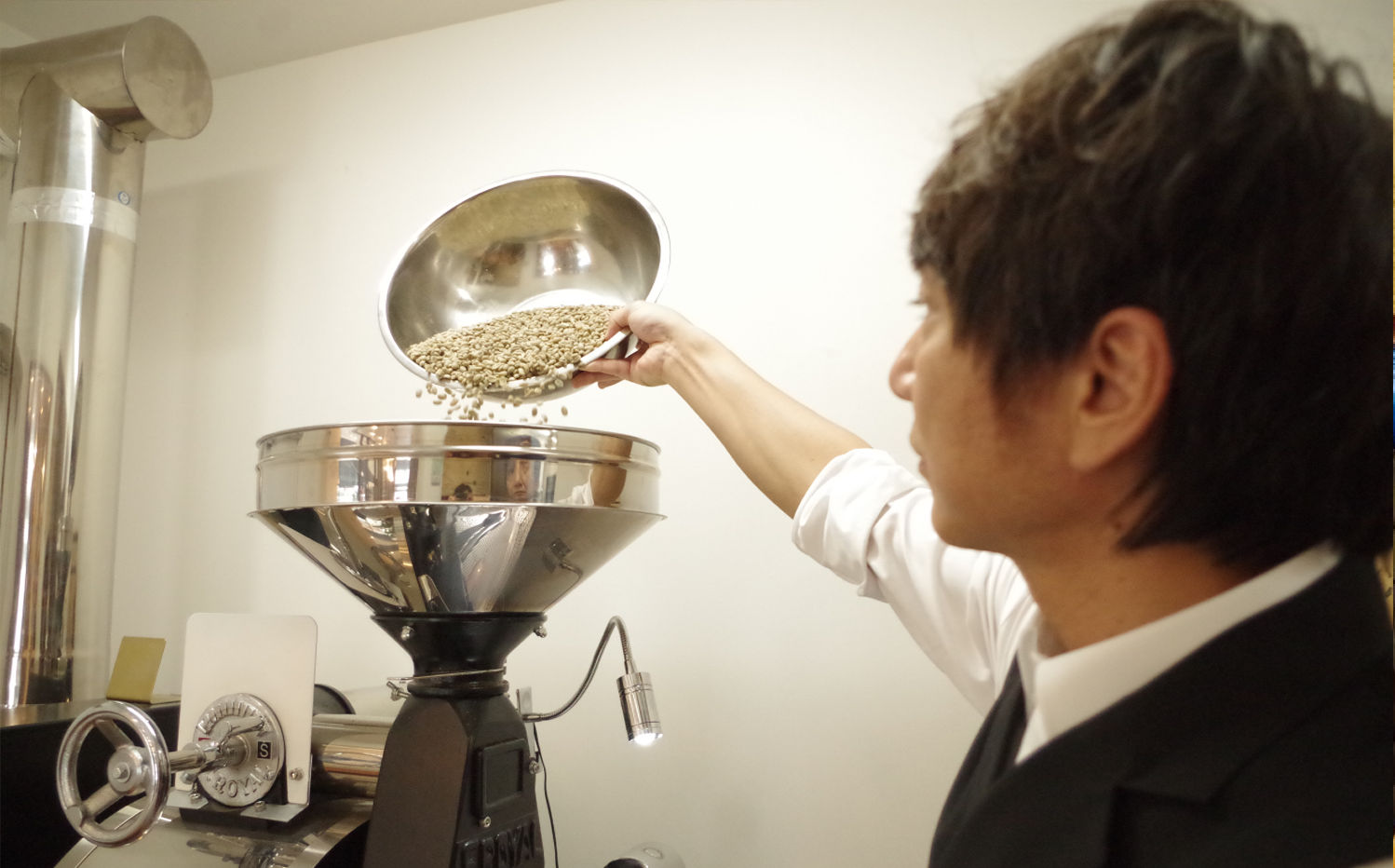 SIMONS COFFEEの焙煎機に生豆を投入する様子(公式サイトより)
