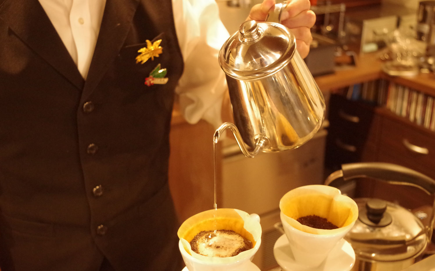 SIMONS COFFEEのハンドドリップでコーヒーを淹れる様子(公式サイトより)