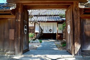 SOUZAEMON byTAKADA COFFEEの武家屋敷の門構え（公式サイトより）